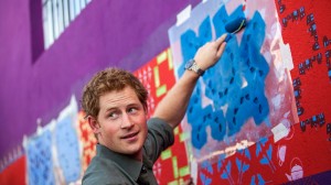 25jun2014---principe-harry-pinta-muro-de-uma-casa-durante-visita-a-comunidade-cota-200-em-cubatao-no-litoral-de-sao-paulo-1403725198063_1920x1080